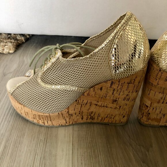 Volatile Gold Lace Up Flirtinini Open Toe Cork Wedge Heels, Size 7.5 - Picture 6 of 14